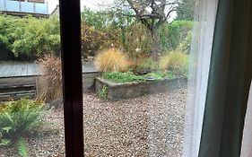 Schöne Wohnung mit eigenem Eingang und Gartenblick
